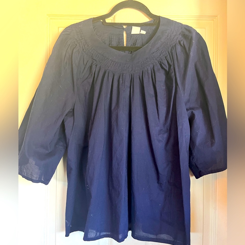 Flowy dark blue top. Wide sleeves.